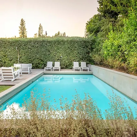 Lush With Pool In 피에트라산타