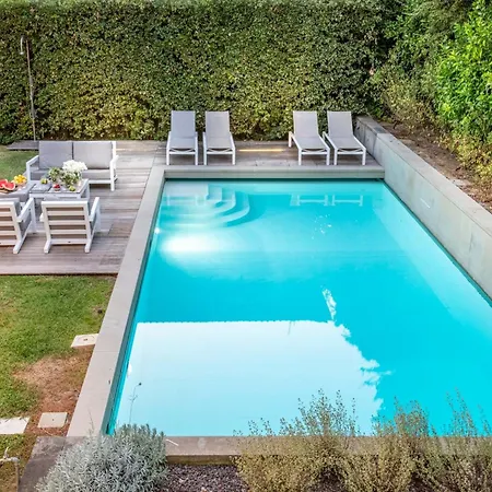 Lush With Pool In 피에트라산타